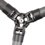 Leofoto LS-364C Tripod onderaanzicht scharnierpunten met drie uitgeklapte poten.