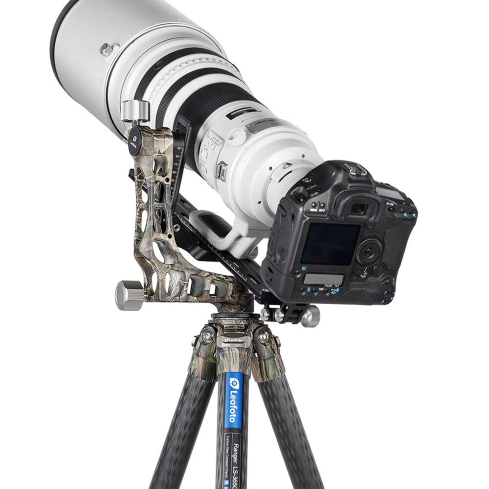 Leofoto LS-365C Tripod camo met witte telezoom en camera op PG-1 gimbal in zijaanzicht.