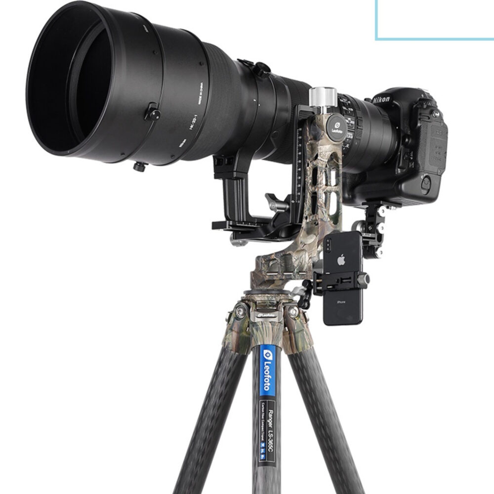 Leofoto LS-365C Tripod camo in gebruik met telelens en camera op statief in studiobelichting.