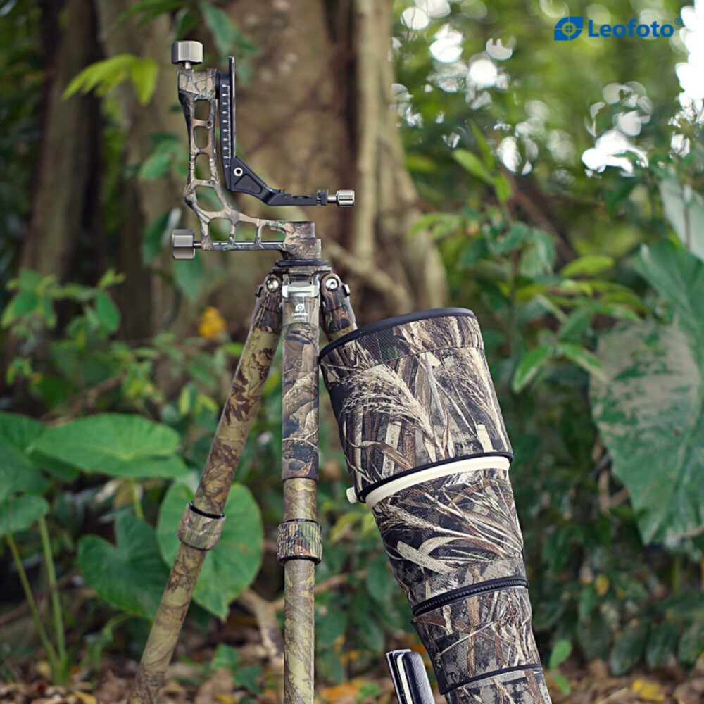 Leofoto LS-365C Tripod full camouflage detail van poten en PG-1 gimbal liggend op de grond.