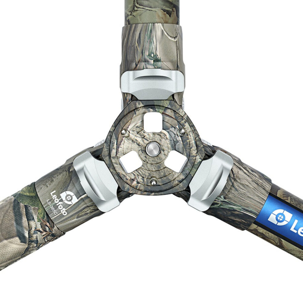 Leofoto LS-365C Tripod full camouflage met zwarte camo-lens en camera op gimbal in bosomgeving.