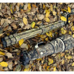 Leofoto LS-365C Tripod full camouflage set met statief en gimbal liggend tussen herfstbladeren.