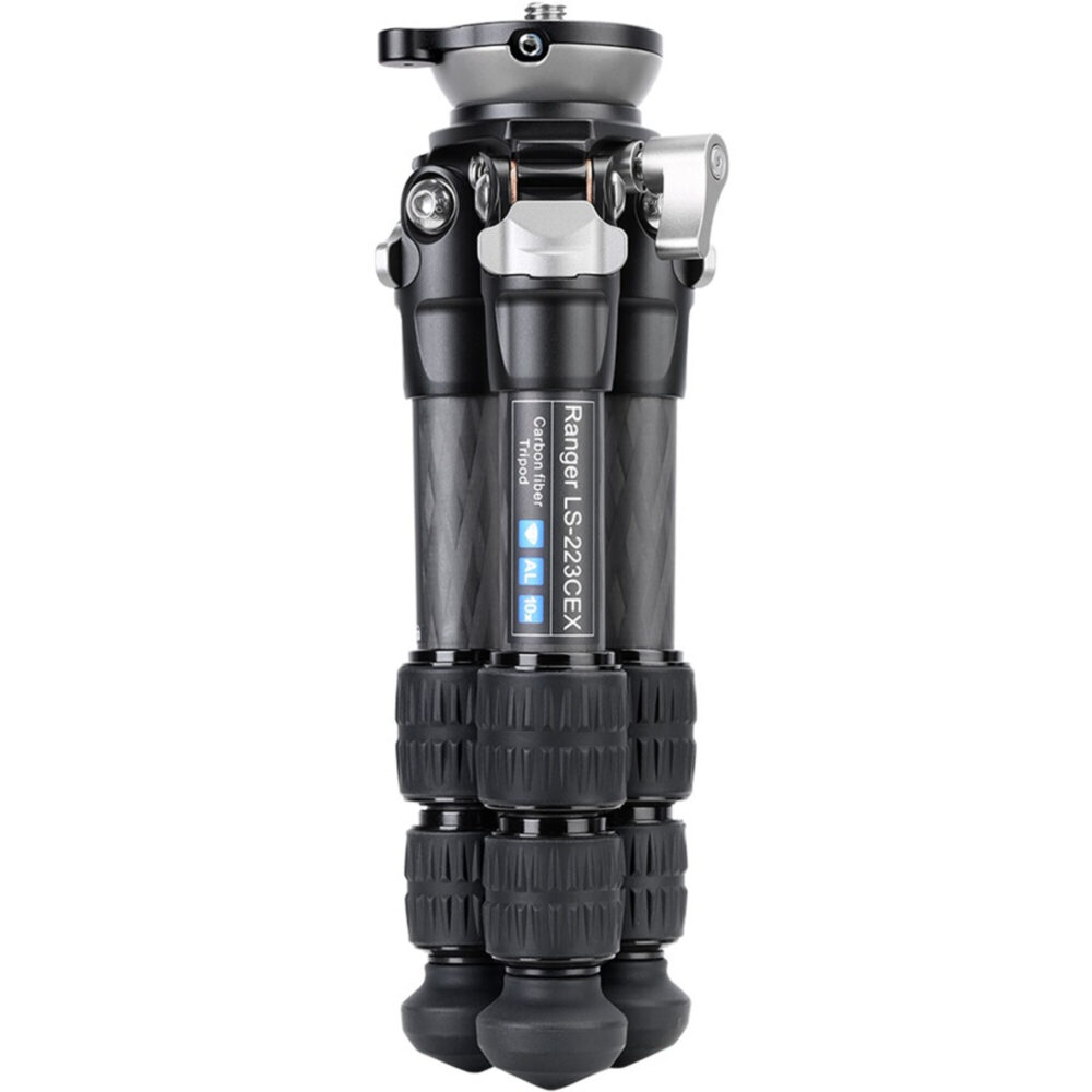 Leofoto LS-223CEX Tripod rechtop ingeklapt met samengevouwen poten en Leofoto-logo.