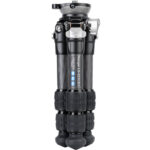 Leofoto LS-223CEX Tripod rechtop ingeklapt met samengevouwen poten en Leofoto-logo.