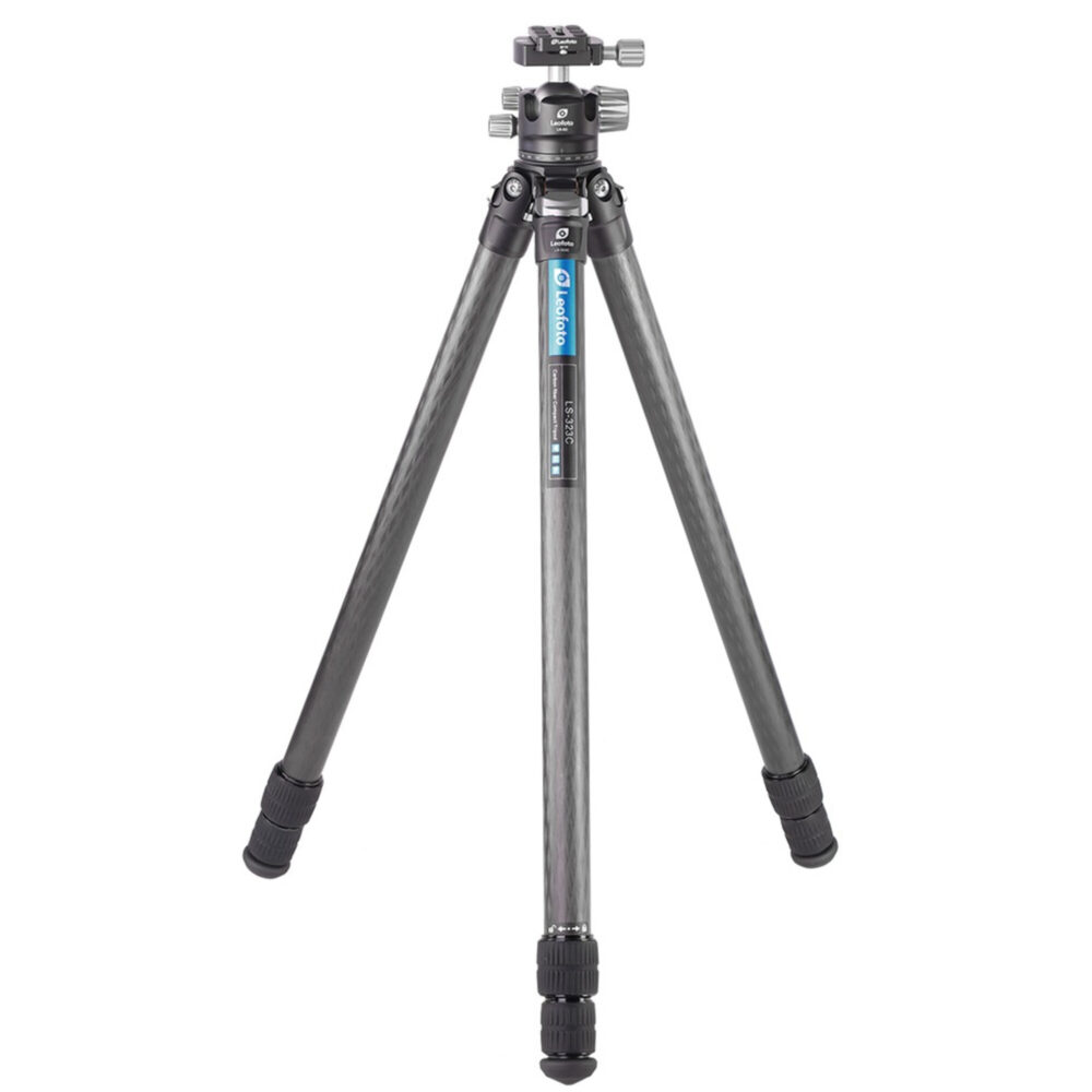 Leofoto LS-323C Tripod carbon Ranger volledig uitgeklapt met gemonteerde LH-40 kogelkop vooraanzicht.