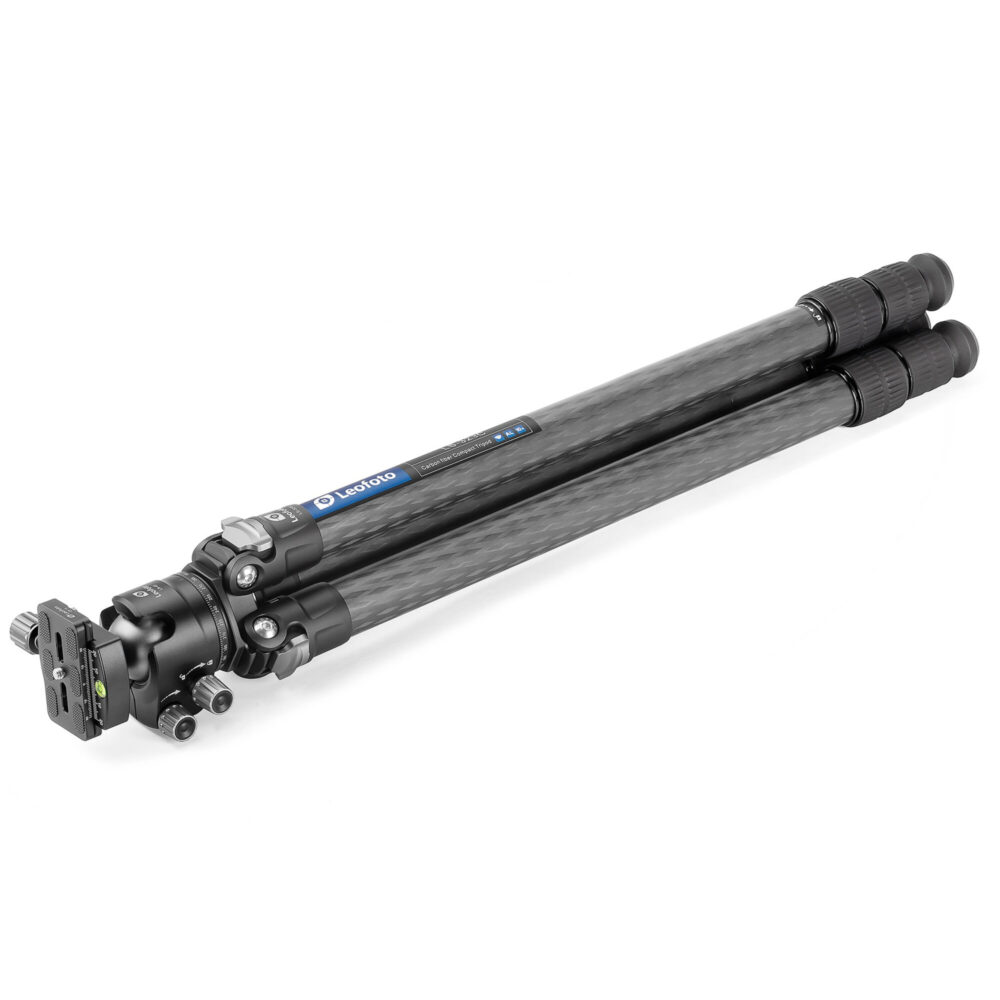 Leofoto LS-323C Tripod ingeklapt carbon statief liggend met samengevouwen poten voor transport.