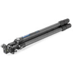 Leofoto LS-323C Tripod ingeklapt carbon statief liggend met samengevouwen poten voor transport.
