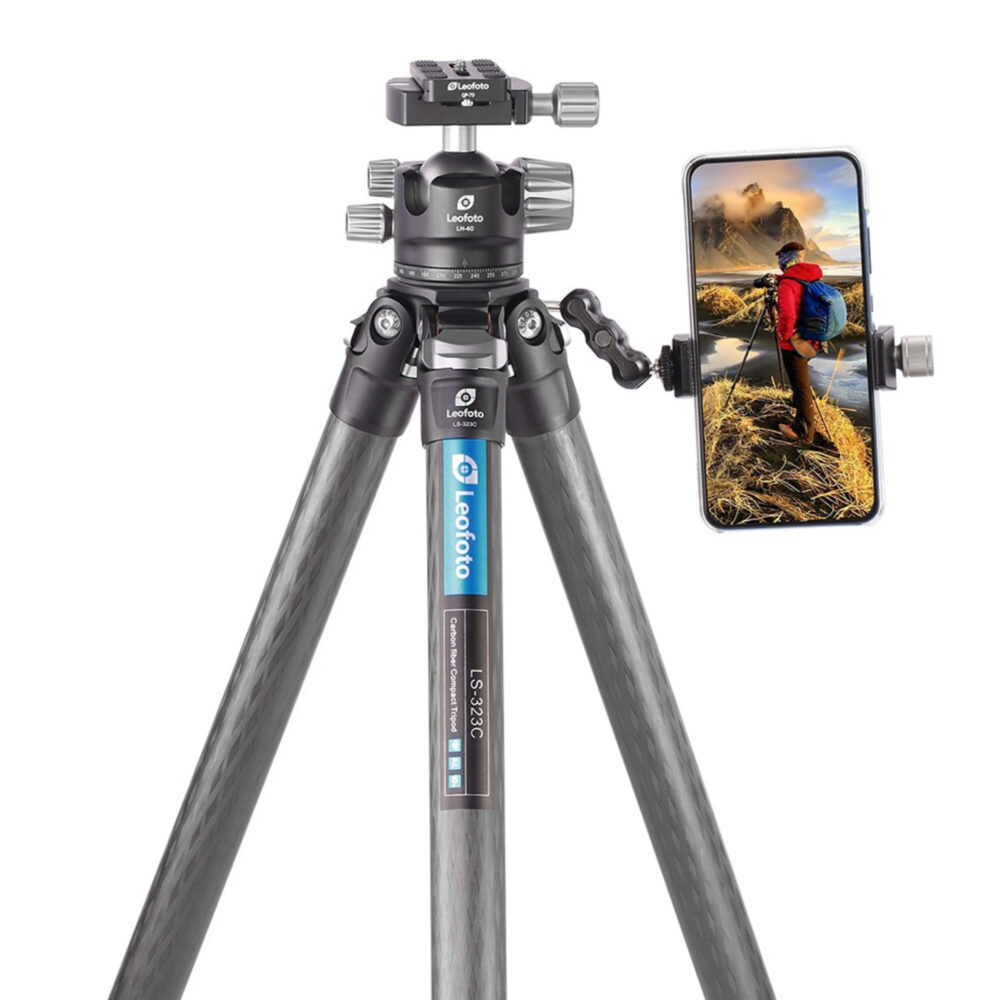 Leofoto LS-323C Tripod in gebruik met smartphonehouder gemonteerd naast LH-40 kogelkop.