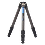 Leofoto LS-324C Tripod carbon Ranger volledig uitgeklapt met drieledige poten en rubbervoeten.