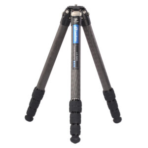 Leofoto LS-324C Tripod carbon Ranger volledig uitgeklapt met drieledige poten en rubbervoeten.