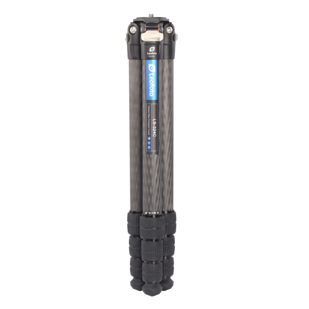 Leofoto LS-324C Tripod ingeklapt carbon statief met samengevouwen poten en blauwe Ranger-markering.