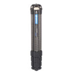 Leofoto LS-324C Tripod ingeklapt carbon statief met samengevouwen poten en blauwe Ranger-markering.