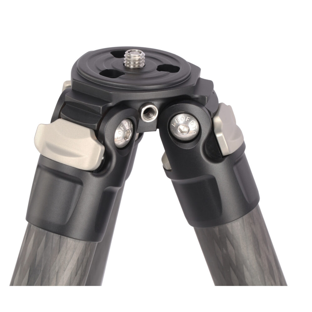 Leofoto LS-324C Tripod detail van statiefschouder met 3/8 inch bevestigingsschroef en vergrendelingen.