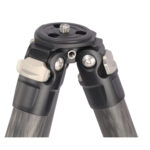 Leofoto LS-324C Tripod detail van statiefschouder met 3/8 inch bevestigingsschroef en vergrendelingen.