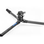 Leofoto LS-254C Tripod carbon Ranger laag bij de grond opgesteld met uitgespreide poten en LH-30 kogelkop.