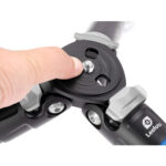 Leofoto LS-254C Tripod close-up van snelkoppeling bovenop kogelkop met hand die vergrendeling bedient.