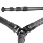 Leofoto LS-254C Tripod detail van carbon poten met draaisluitingen en metalen scharnierpunten.