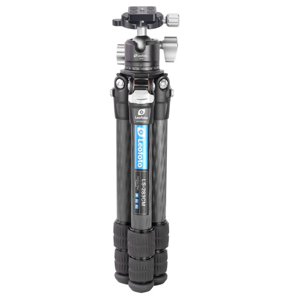 Leofoto LS-283CM Tripod ingeklapt carbon reisstatief rechtop staand met LH-30 kogelkop.