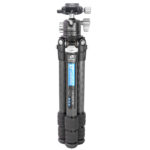 Leofoto LS-283CM Tripod ingeklapt carbon reisstatief rechtop staand met LH-30 kogelkop.