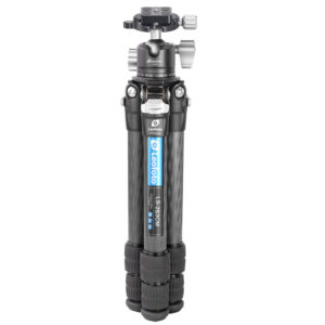 Leofoto LS-283CM Tripod ingeklapt carbon reisstatief rechtop staand met LH-30 kogelkop.