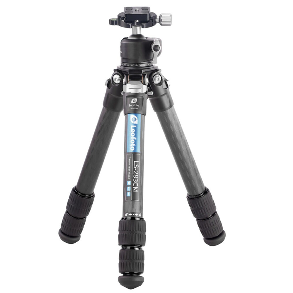 Leofoto LS-283CM Tripod compact carbon Ranger statief volledig uitgeklapt met gemonteerde LH-30 kogelkop.