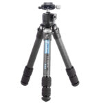 Leofoto LS-283CM Tripod compact carbon Ranger statief volledig uitgeklapt met gemonteerde LH-30 kogelkop.