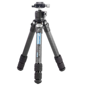 Leofoto LS-283CM Tripod compact carbon Ranger statief volledig uitgeklapt met gemonteerde LH-30 kogelkop.
