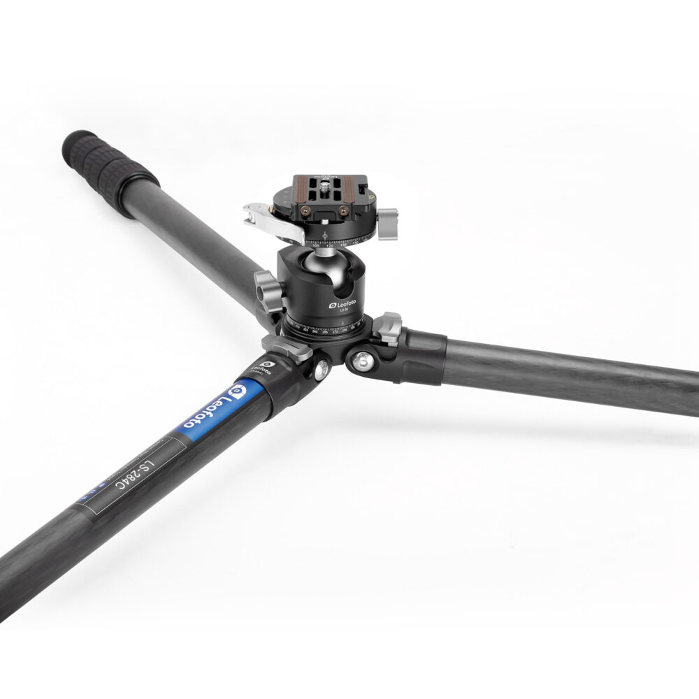 Leofoto LS-284C Tripod laag bij de grond opgesteld met wijd gespreide poten en gemonteerde LH-30PCL kop.