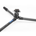 Leofoto LS-284C Tripod laag bij de grond opgesteld met wijd gespreide poten en gemonteerde LH-30PCL kop.