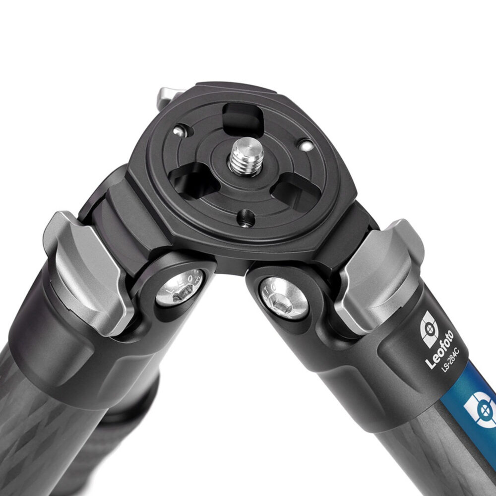 Leofoto LS-284C Tripod detail van statiefscharnieren en bovenplaat met montagebasis.