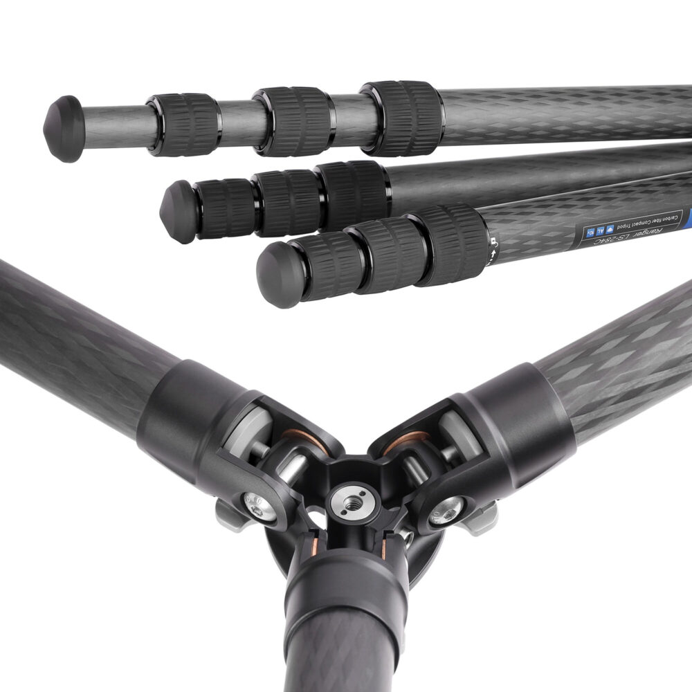 Leofoto LS-284C Tripod close-up van carbon poten met draaisluitingen in ingeklapte positie.
