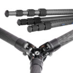 Leofoto LS-284C Tripod close-up van carbon poten met draaisluitingen in ingeklapte positie.