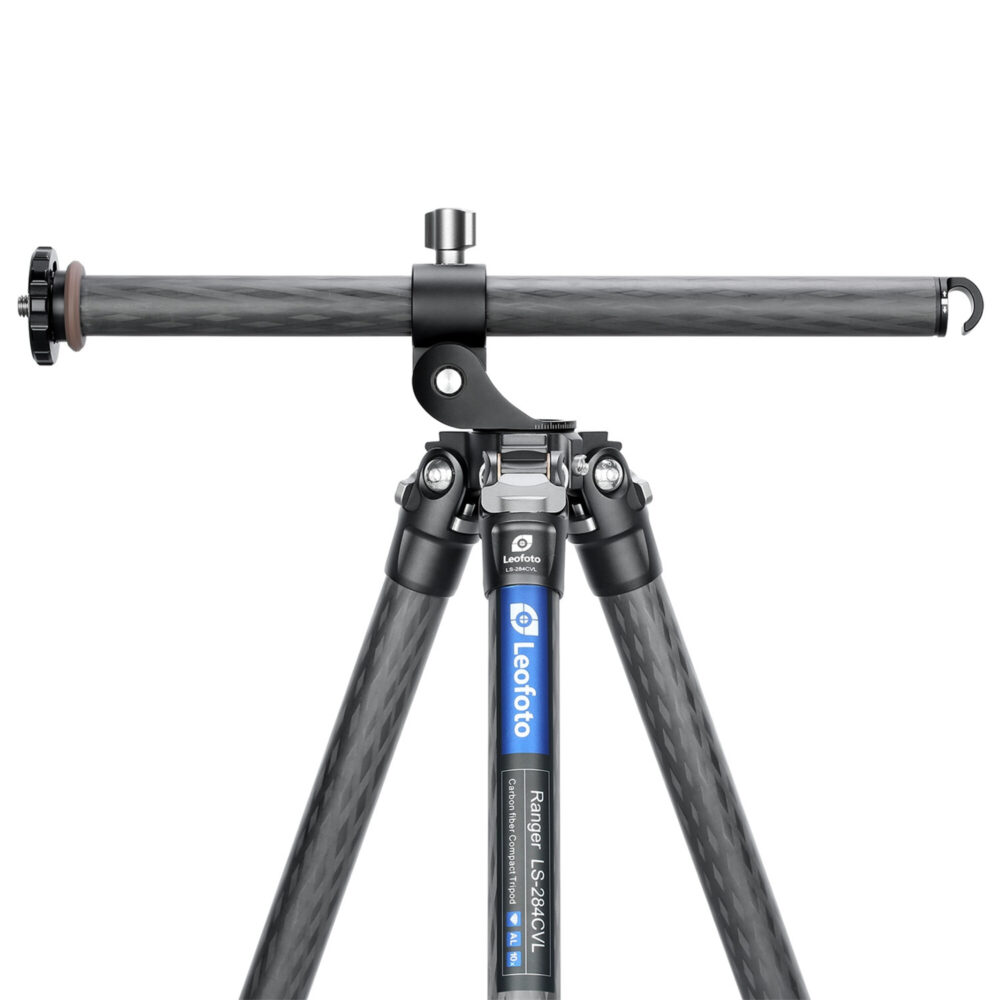 Leofoto LS-284CVL Tripod carbon Ranger met horizontaal uitgeklapte zwenkbare middenkolom boven de poten.