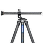 Leofoto LS-284CVL Tripod carbon Ranger met horizontaal uitgeklapte zwenkbare middenkolom boven de poten.