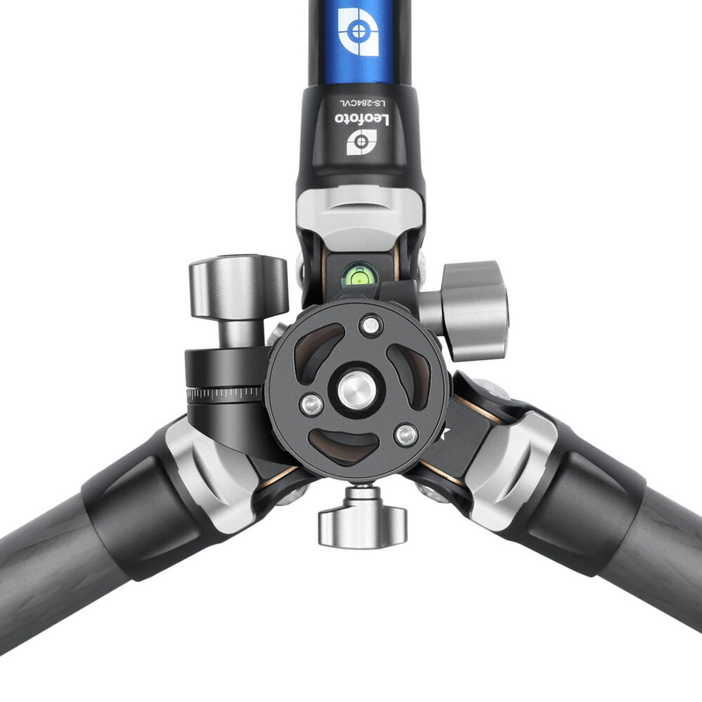 Leofoto LS-284CVL Tripod detail van scharnierhuis met draaimechanisme en waterpas voor de zwenkbare middenkolom.