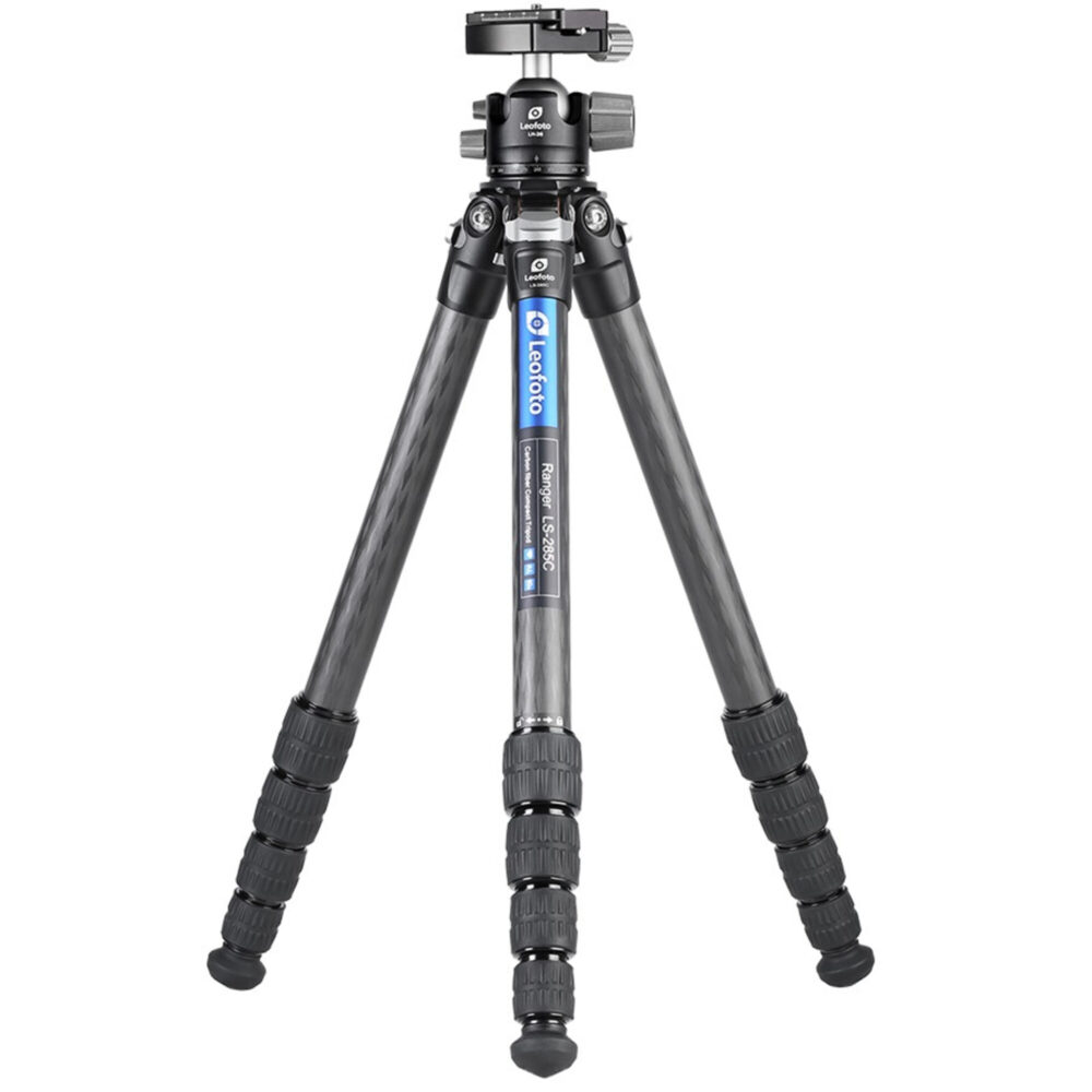 Leofoto LS-285C Tripod carbon Ranger volledig uitgeklapt met lange middenkolom en vierdelige poten.
