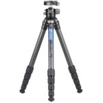 Leofoto LS-285C Tripod carbon Ranger volledig uitgeklapt met lange middenkolom en vierdelige poten.