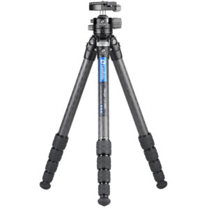 Leofoto LS-285C Tripod carbon Ranger volledig uitgeklapt met lange middenkolom en vierdelige poten.