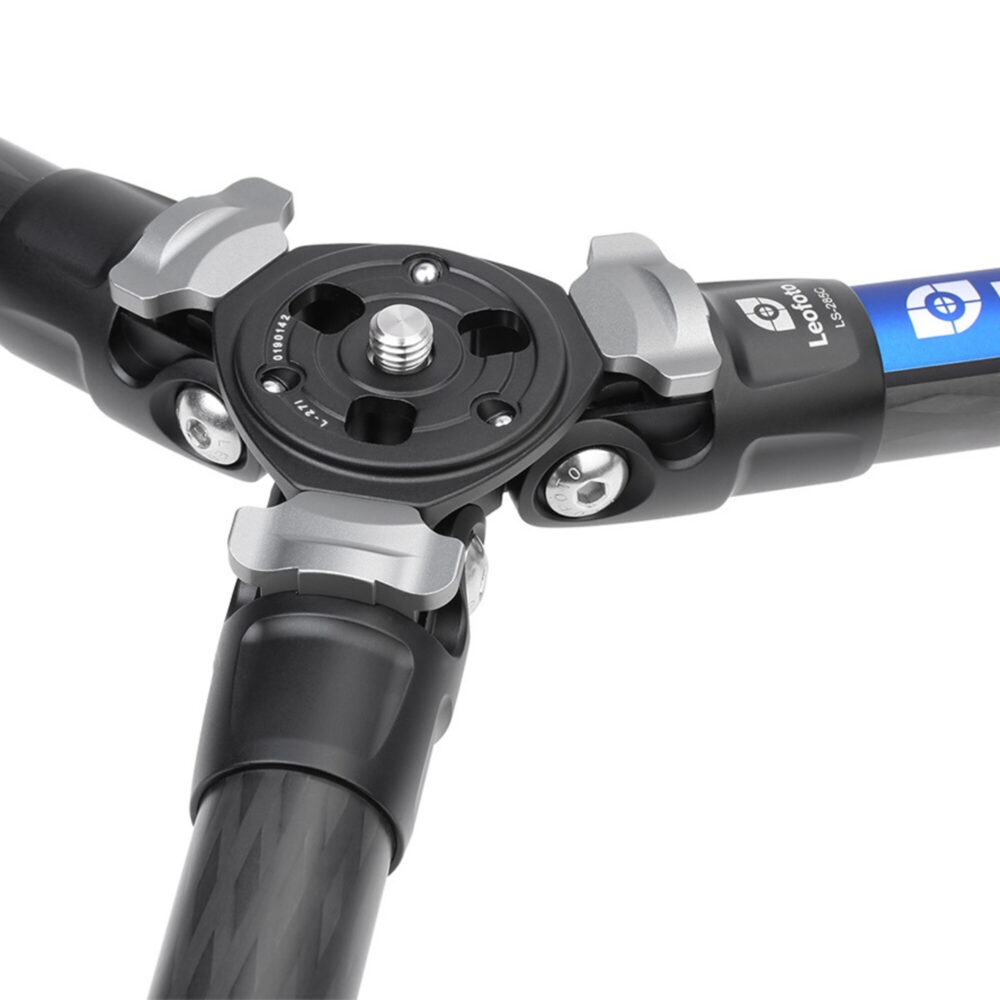 Leofoto LS-285C Tripod detail van bovenplaat met 3/8 inch aansluiting en scharnierpunten van de poten.