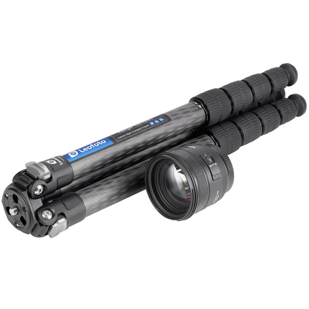 Leofoto LS-285C Tripod ingeklapt carbon statief met samengevouwen poten en beschermde koppositie.