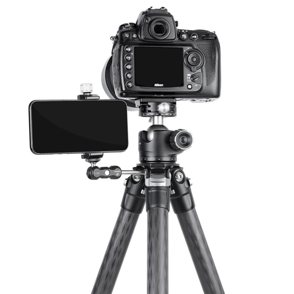 Leofoto LS-285C Tripod in gebruik met camera en monitor gemonteerd op LH-36 kogelkop.