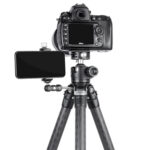 Leofoto LS-285C Tripod in gebruik met camera en monitor gemonteerd op LH-36 kogelkop.