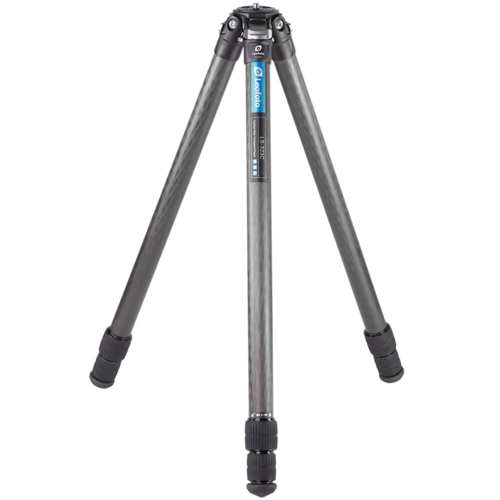 Leofoto LS-323C Tripod carbon Ranger volledig uitgeklapt met tweeledige poten en rubbervoeten.