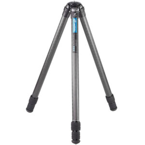 Leofoto LS-323C Tripod carbon Ranger volledig uitgeklapt met tweeledige poten en rubbervoeten.