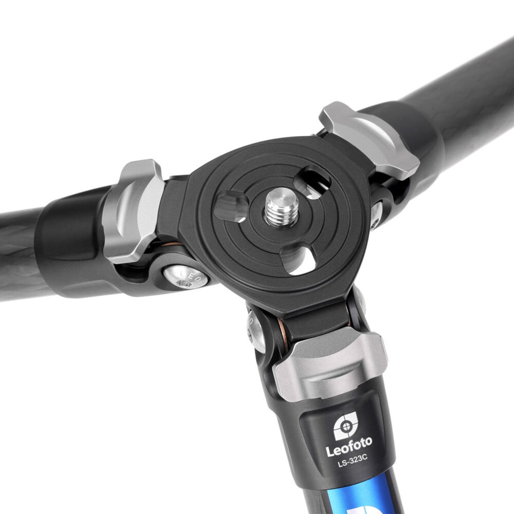 Leofoto LS-323C Tripod detail van bovenplaat met 3/8 inch schroef en vergrendeling van de poten.