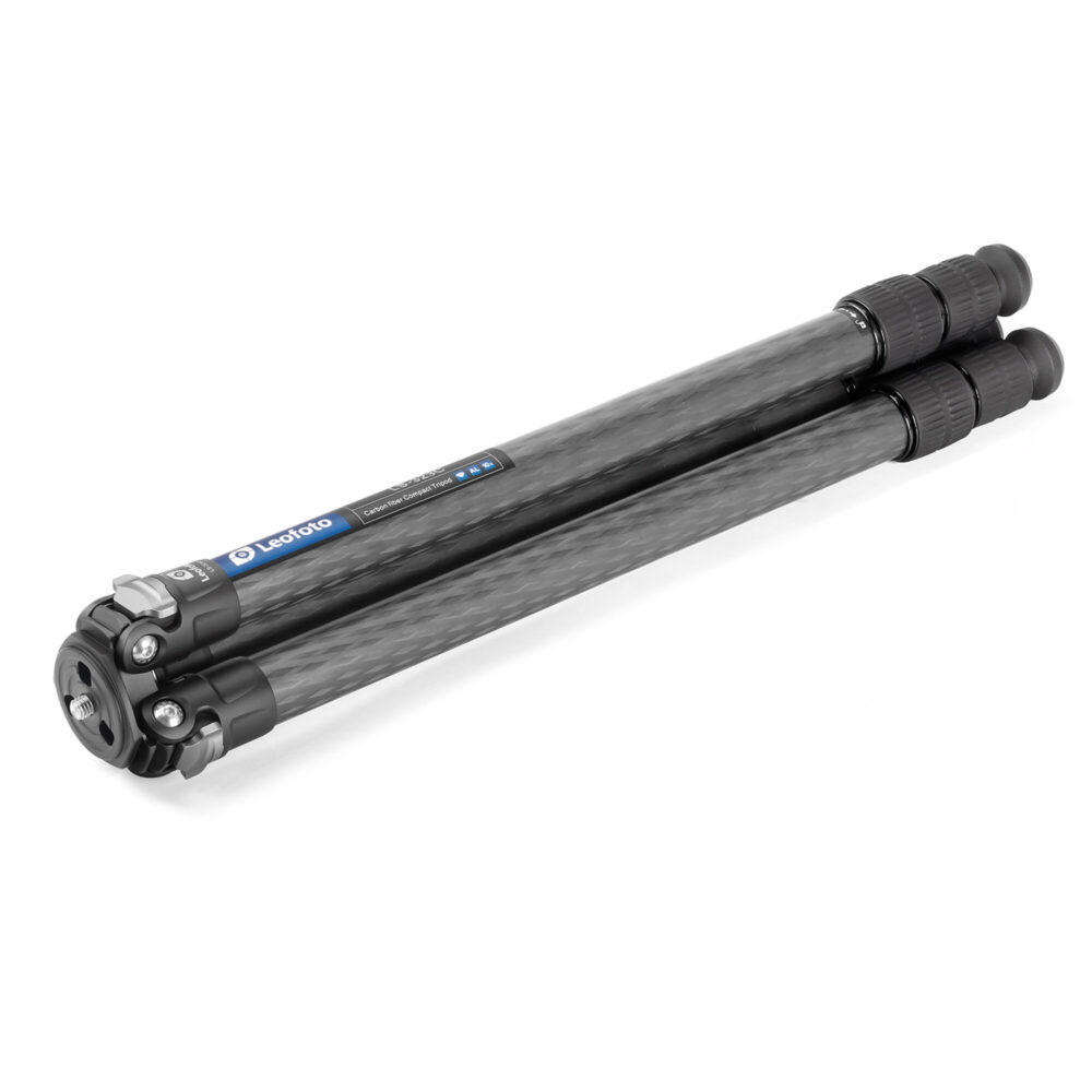 Leofoto LS-323C Tripod ingeklapt carbon statief met samengevouwen poten voor transport.