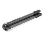 Leofoto LS-323C Tripod ingeklapt carbon statief met samengevouwen poten voor transport.