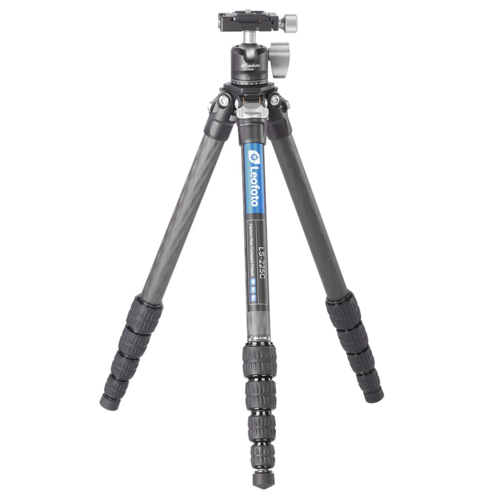 Leofoto LS-225C Tripod carbon Ranger volledig opgesteld met LH-25 kogelkop en uitgeschoven poten.