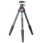 Leofoto LS-225C Tripod carbon Ranger volledig opgesteld met LH-25 kogelkop en uitgeschoven poten.