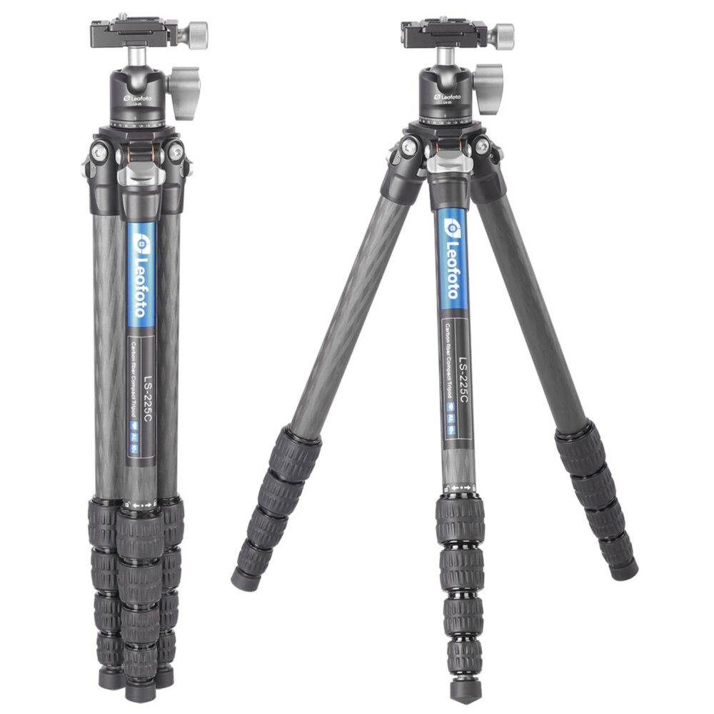 Leofoto LS-225C Tripod carbon Ranger frontaanzicht met gelijkmatig uitgespreide poten en blauwe merksticker.
